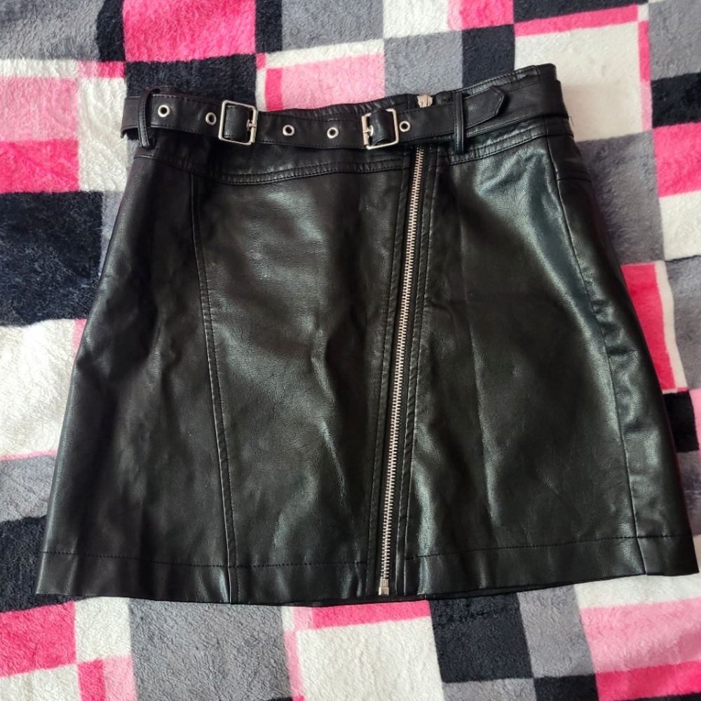 Black faux leather Mini skirt with zipper and buckles